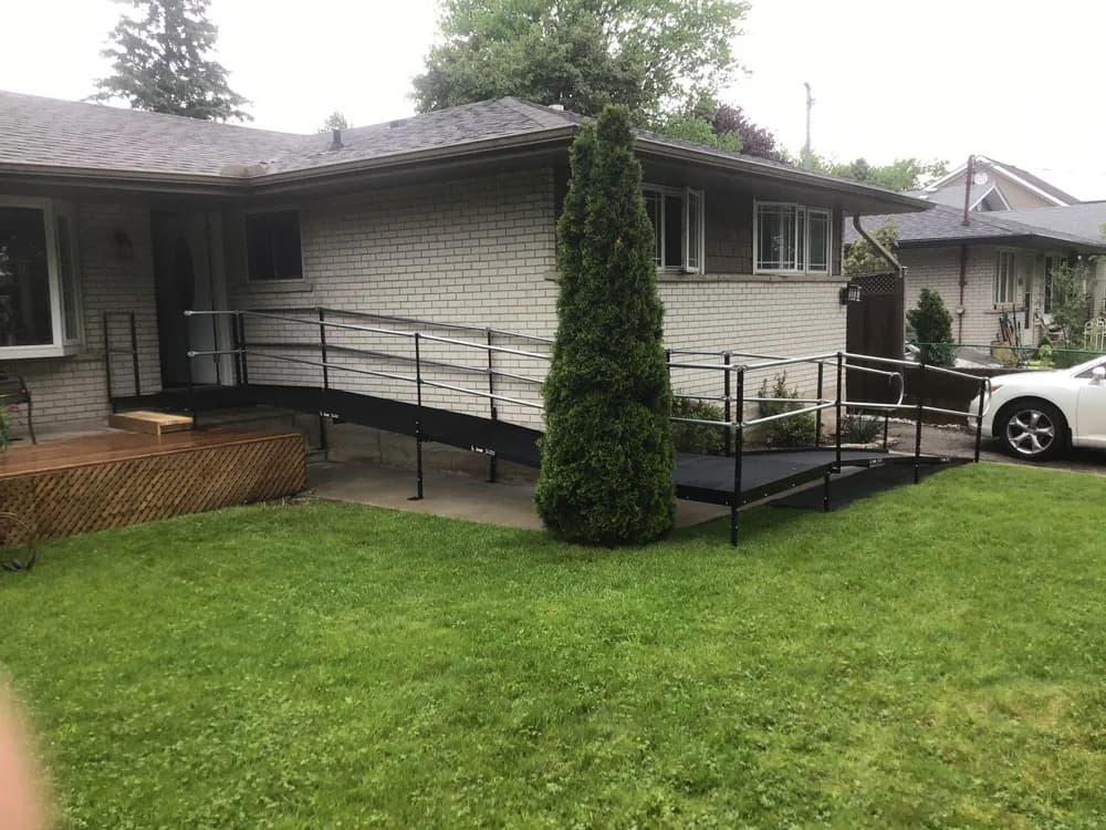 Accessibility ramp with turning platform