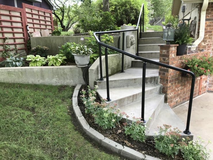 Curved exterior railing